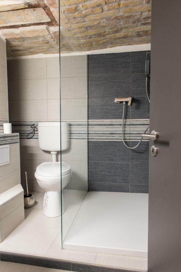 New Loft Style Appartman In The Heart Of The City Budapest Luaran gambar