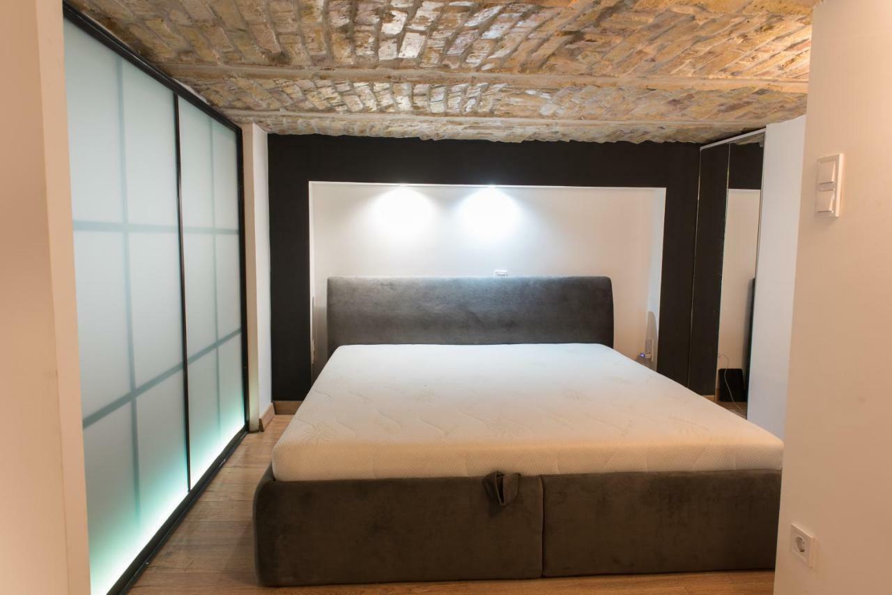 New Loft Style Appartman In The Heart Of The City Budapest Luaran gambar