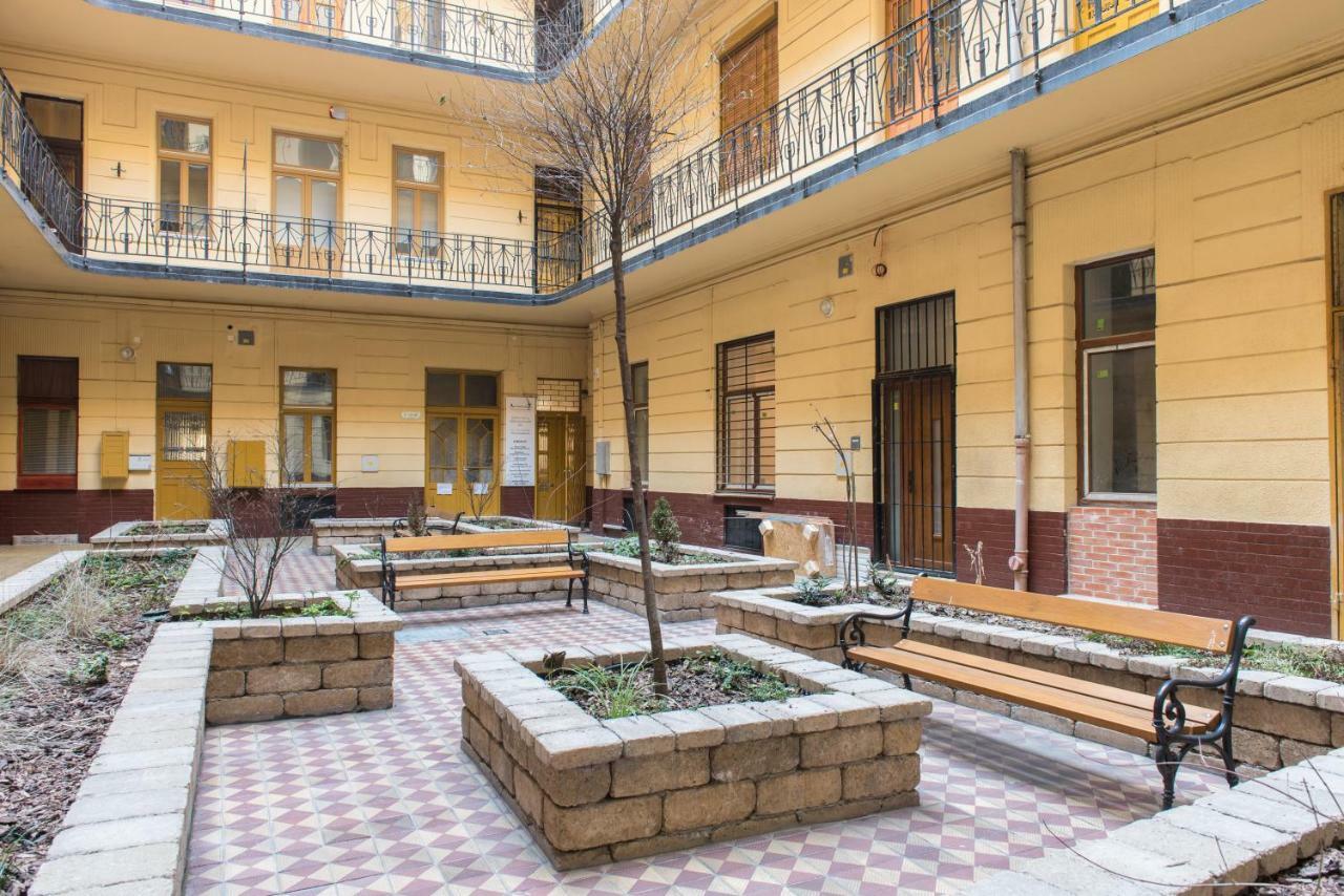 New Loft Style Appartman In The Heart Of The City Budapest Luaran gambar