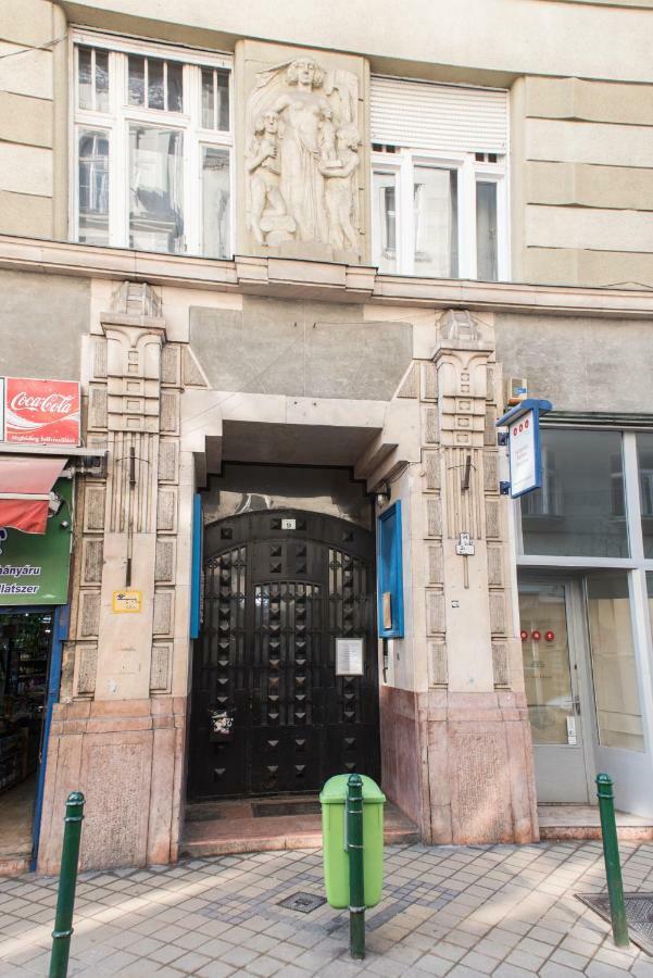 New Loft Style Appartman In The Heart Of The City Budapest Luaran gambar